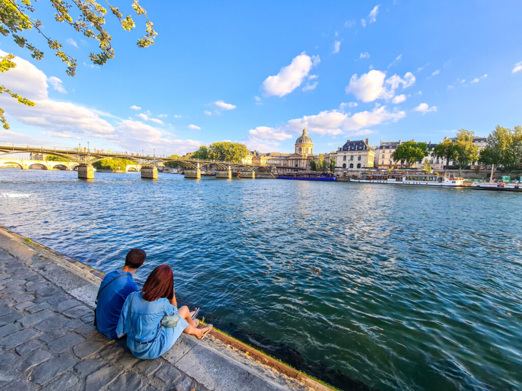 Couple Pont des Arts Paris