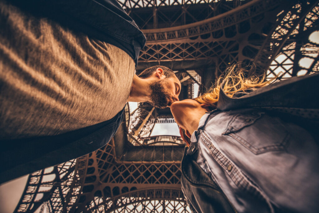Couple sous la Tour Eiffel